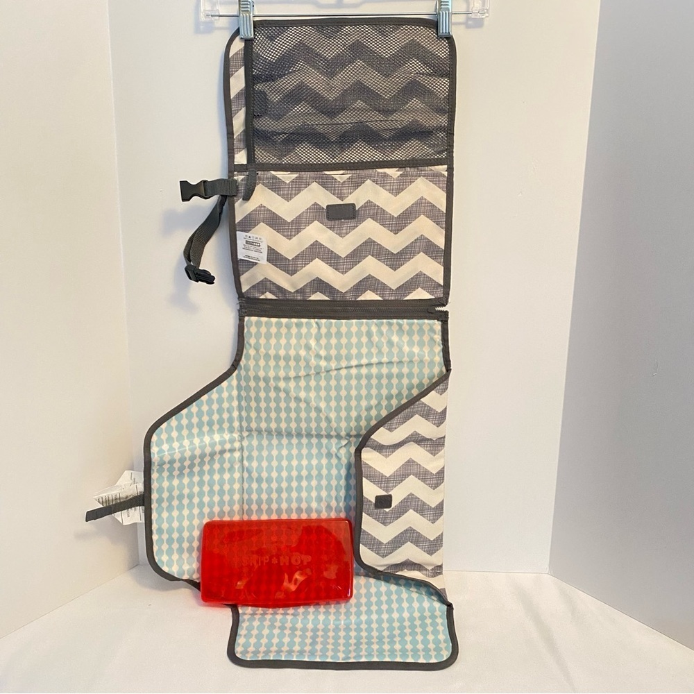 Skip Hop Pronto Baby Changing Station Gray/ White Chevron